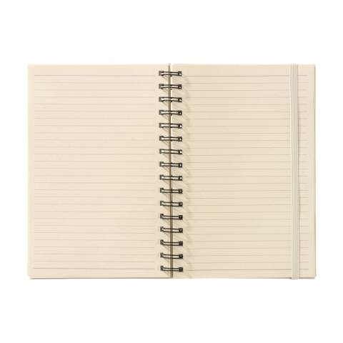 WoW! Carnet exclusif au format A5, fabriqué à partir de déchets recyclés de l'usine de canne à sucre. Avec couverture rigide et 80 feuilles/160 pages de papier ligné (100 g/m²). Le carnet et doté d'un reliure wire-o en métal et un fermeture élastique. La couverture et le papier sont certifiés FSC Mix. Le papier, dans lequel de petites fibres sont visibles, présente une belle couleur marron clair. Cela met l'accent sur l'utilisation de matériaux naturels. Après la récolte, les racines de la plante de canne à sucre restent dans le sol. Les tiges et les feuilles sont transformées en un résidu utilisé pour fabriquer du bioplastique. Une plante de canne à sucre extrait le CO2 de l'air pendant sa croissance et peut vivre jusqu'à 10 ans.