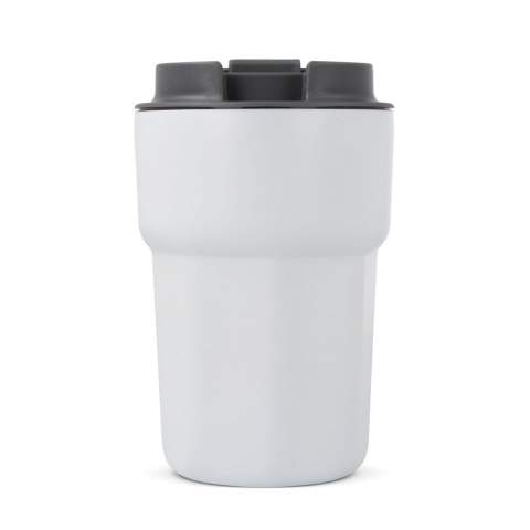 Voici la tasse Zambezi Thermo : Un ajout élégant à notre gamme T-ceramic. Ce mug de 350 ml avec couvercle en silicone est fabriqué à partir d'acier inoxydable et de PP recyclé et possède un intérieur recouvert de céramique pour garder vos boissons chaudes ou froides. Restez écologique et élégant avec Zambezi. L'intérieur en céramique offre de nombreux avantages, notamment un nettoyage facile, l'élimination des odeurs et des résidus de goût après le lavage et une isolation thermique supérieure. Fabriqué en acier inoxydable recyclé à 90 %.