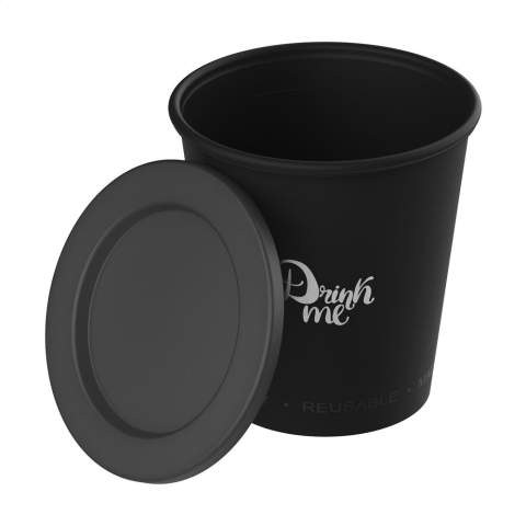 Wiederverwendbarer Trinkbecher aus biobasiertem Material aus erneuerbaren Quellen. Dieser Becher ist hervorragend geeignet als Standard-Mehrwegbecher. Passt unter fast jede Kaffeemaschine. Mit Deckel, um den Kaffee länger heiß zu halten und ihn mitzunehmen. Sowohl Becher als auch Deckel sind stapelbar. 100% recycelbar und BPA-frei. Dieses Produkt ist spülmaschinenfest. Um den Aufdruck zu erhalten, wird Waschen von Hand empfohlen.  Fassungsvermögen: 200 ml. Made in Germany.