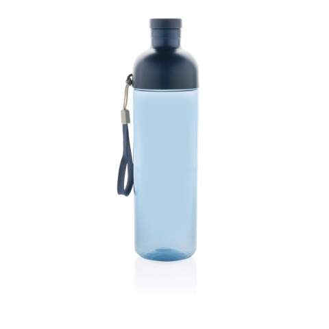 Mit ihrem frischen Design ist die Flasche nicht nur einfach zu benutzen, sondern auch schön anzusehen. Der geteilte Körper ist leicht zu reinigen und eignet sich hervorragend, wenn Sie Eiswürfel in Ihre Flasche geben möchten. Am Flaschenkörper ist ein Riemen zum einfachen Tragen angebracht. 2% des Erlöses jedes verkauften Produkts der Impact Collection werden an Water.org gespendet. Nur von Hand waschen. Dieses Produkt ist nur für kalte Getränke geeignet. Gesamter recycelter Inhalt: 96%, bezogen auf das Gesamtgewicht des Artikels. BPA-frei. Fassungsvermögen 600ml. Einschließlich FSC®-zertifizierter Kraft-Geschenkverpackung.