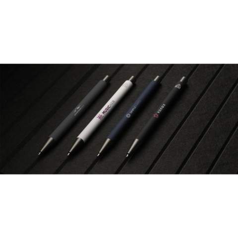 WoW! Blauschreibender Kugelschreiber mit einem Gehäuse aus 100 % RCS-zertifiziertem recyceltem Aluminium. Das Gehäuse ist mit einer gummierten Soft-Touch-Oberfläche versehen. Das schlichte Design ohne Clip verleiht dem Stift ein modernes, elegantes Aussehen. RCS-zertifiziert. Gesamtes recyceltes Material: 81%.    Durch die Verwendung von recyceltem Aluminium werden bei der Herstellung dieses Produkts weniger neue Rohstoffe verwendet. Das bedeutet weniger Energieverbrauch und weniger Wasserverbrauch.