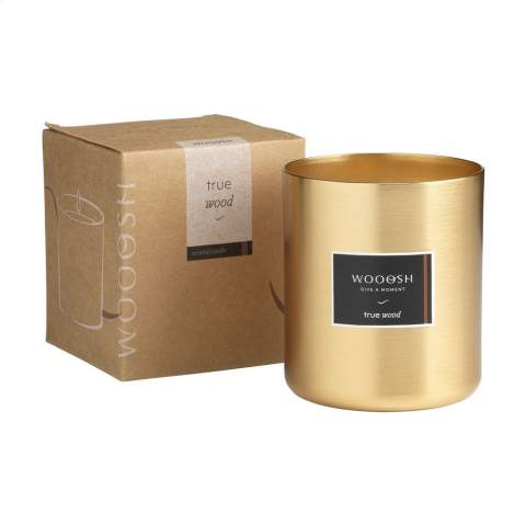 Exklusive Wooosh True Wood-Duftkerze in einem geschmackvollen Aluminiumhalter. Diese Kerze verströmt einen warmen, holzigen Duft in Ihrem Zuhause. Die Duftkerze wird aus Sojawachs mit einem Zusatz von 5% aromatischem Duftöl hergestellt. Der angenehme Duft weitet den Geist und trägt zur Entspannung bei. Diese luxuriöse Duftkerze mit einer Brenndauer von ca. 20 Stunden passt zu jeder Einrichtung.   Wenn Sie die Kerze zum ersten Mal anzünden, lassen Sie die oberste Wachsschicht vollständig schmelzen. Dies gewährleistet ein gleichmäßiges Abbrennen und das ultimative Dufterlebnis. Das perfekte Geschenk für jede Gelegenheit. Pro Stück in einer luxuriösen Wooosh-Geschenkbox.