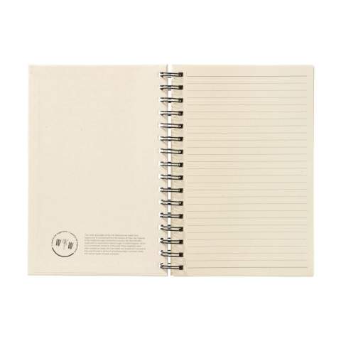WoW! Carnet exclusif au format A5, fabriqué à partir de déchets recyclés de l'usine de canne à sucre. Avec couverture rigide et 80 feuilles/160 pages de papier ligné (100 g/m²). Le carnet et doté d'un reliure wire-o en métal et un fermeture élastique. La couverture et le papier sont certifiés FSC Mix. Le papier, dans lequel de petites fibres sont visibles, présente une belle couleur marron clair. Cela met l'accent sur l'utilisation de matériaux naturels. Après la récolte, les racines de la plante de canne à sucre restent dans le sol. Les tiges et les feuilles sont transformées en un résidu utilisé pour fabriquer du bioplastique. Une plante de canne à sucre extrait le CO2 de l'air pendant sa croissance et peut vivre jusqu'à 10 ans.