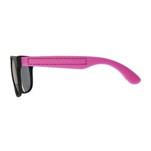 Retro zonnebril met glazen van categorie 3. Conform EN ISO 12312-1 en met UV 400.
