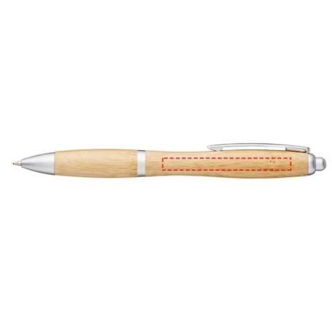 Kugelschreiber mit Klickmechanismus, mit einem Schaft aus Bambus, akzentuiert durch einen verchromten Clip und Verzierungen aus ABS-Kunststoff. Die Farbe des Bambusmaterials kann variieren.