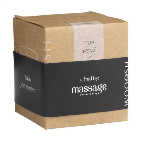 Exklusive Wooosh True Wood-Duftkerze in einem geschmackvollen Aluminiumhalter. Diese Kerze verströmt einen warmen, holzigen Duft in Ihrem Zuhause. Die Duftkerze wird aus Sojawachs mit einem Zusatz von 5% aromatischem Duftöl hergestellt. Der angenehme Duft weitet den Geist und trägt zur Entspannung bei. Diese luxuriöse Duftkerze mit einer Brenndauer von ca. 20 Stunden passt zu jeder Einrichtung.   Wenn Sie die Kerze zum ersten Mal anzünden, lassen Sie die oberste Wachsschicht vollständig schmelzen. Dies gewährleistet ein gleichmäßiges Abbrennen und das ultimative Dufterlebnis. Das perfekte Geschenk für jede Gelegenheit. Pro Stück in einer luxuriösen Wooosh-Geschenkbox.