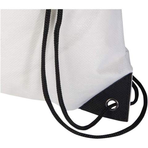 Fabriqué en RPET non-tissé durable et résistant à la déchirure, le sac avec cordon Evergreen recyclé certifié GRS est une excellente option lorsque l'on recherche un cadeau facile à utiliser pour promouvoir une marque ou une campagne de marketing. Ce sac léger et économique est doté d'un cordon de serrage qui permet de le porter facilement à l'épaule ou en sac à dos. Capacité : 5 litres. Capacité de charge maximale de 5 kg.
