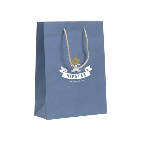 WoW! Stabile Papiergeschenktasche (Größe M) aus Recyclingpapier mit Jeansfasern (180 g/m²). Durch die Verwendung von recycelten Jeansstoffen kann die Farbe Blau von Tasche zu Tasche variieren. Die blaue Farbe verleiht der Tasche einen trendigen Look. Die Tasche hat zwei kurze Jute-Trageschlaufen, einen gefalteten Boden und eine Seitenfalte. Geeignet für alle Arten von Werbezwecken. Für die Herstellung dieser Tasche werden keine Bäume gefällt.