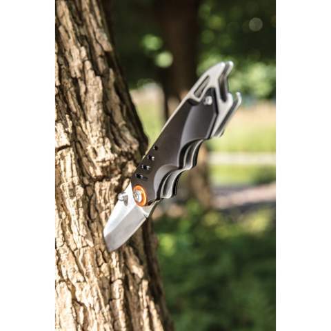 Couteau ultra robuste en aluminium à 4 fonctions. Les outils en acier inoxydable sont: clip de ceinture, lame pliable, verrouillage de la lame et décapsuleur. Emballé dans une boîte cadeau et avec une pochette 1680D.