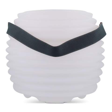 Utilisez le CoolLux pour garder les boissons au frais. Grâce à sa batterie rechargeable et à son haut-parleur puissant, vous pouvez donner le bon ton à tout moment et en tout lieu. Avec son éclairage d'ambiance, le CoolLux est la pièce maîtresse de toute occasion.