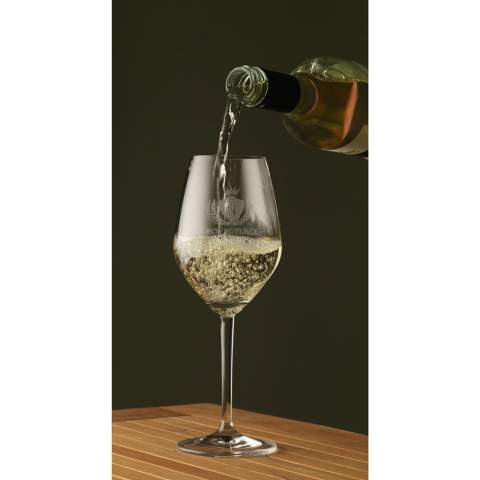 A classic wine glass, made from clear crystal glass. Cristal glass is colourless, strong and has a beautiful shine. The shape of the glass, a wide cup with a tapered mouth, contributes to an intense taste experience. This stylish glass is suitable for serving a white wine in catering establishments, during a business meeting or at home. Capacity 350 ml.