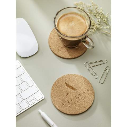 WoW! Set of 4 cork coasters (Ø 10 cm) supplied in a handy cotton pouch. This set is packaged in a recyclable kraft paper wrapper.
