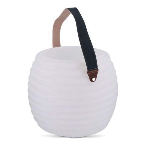 Utilisez le CoolLux pour garder les boissons au frais. Grâce à sa batterie rechargeable et à son haut-parleur puissant, vous pouvez donner le bon ton à tout moment et en tout lieu. Avec son éclairage d'ambiance, le CoolLux est la pièce maîtresse de toute occasion.