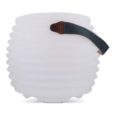 Utilisez le CoolLux pour garder les boissons au frais. Grâce à sa batterie rechargeable et à son haut-parleur puissant, vous pouvez donner le bon ton à tout moment et en tout lieu. Avec son éclairage d'ambiance, le CoolLux est la pièce maîtresse de toute occasion.