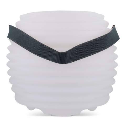Utilisez le CoolLux pour garder les boissons au frais. Grâce à sa batterie rechargeable et à son haut-parleur puissant, vous pouvez donner le bon ton à tout moment et en tout lieu. Avec son éclairage d'ambiance, le CoolLux est la pièce maîtresse de toute occasion.