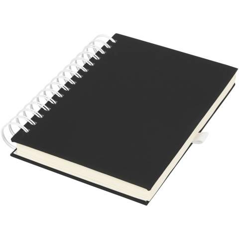 Un nouvel ajout à notre populaire gamme de carnets de notes. Ce nouveau carnet de notes polyvalent est doté d’une couverture en PU noir lisse, d’une grosse spirale de couleur vive et d’une boucle de stylo assortie. Avec 160 feuilles de papier ligné crème (70g/m²).