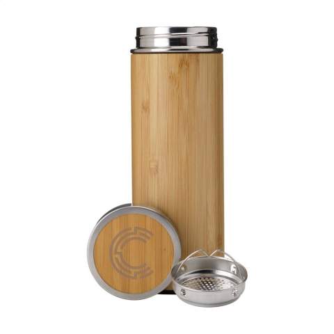 Dubbelwandige, lekvrije, vacuüm geïsoleerde RVS thermosfles/thermosbeker met bamboe afwerking. Inclusief een uitneembare RVS theezeef. Niet vaatwasserbestendig. Inhoud 360 ml. Per stuk in kraft doos.