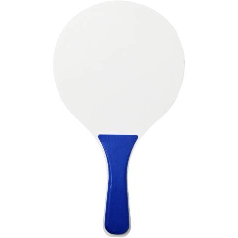 Divertissement sans fin avec ce jeu de plage proposé dans une vaste gamme de couleurs. Ce jeu de plage durable est fait en fibre de bois avec manche en PP coloré. Comprend une balle molle de la même couleur dans un emballage en filet, pour un transport facile à la plage. Avertissement ! Ne convient pas aux enfants de moins de trois ans. Petites boules. Risque d'étouffement.