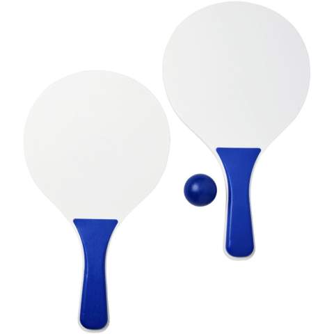 Divertissement sans fin avec ce jeu de plage proposé dans une vaste gamme de couleurs. Ce jeu de plage durable est fait en fibre de bois avec manche en PP coloré. Comprend une balle molle de la même couleur dans un emballage en filet, pour un transport facile à la plage. Avertissement ! Ne convient pas aux enfants de moins de trois ans. Petites boules. Risque d'étouffement.