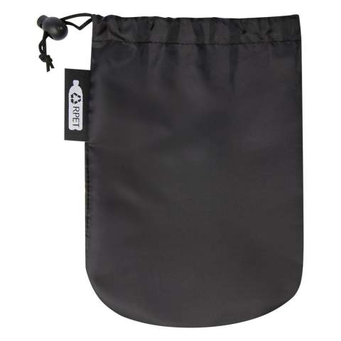 Cette serviette de sport absorbe très bien, est légère et sèche rapidement. En outre, le tissu est durable et extrêmement doux. Lorsque la serviette est pliée et attachée avec la bande élastique, elle prend peu de place. Elle est donc appropriée pour la salle de sport, la piscine ou pour aller faire de la randonnée pédestre ou du camping. La serviette a une taille de 130 x 80 cm et est fabriquée à partir de polyamide PET recyclé de 200 g/m2. Elle peut être lavée à la machine à laver à 40 °C. Livrée avec une pochette de rangement (20 x 8,5 cm) en plastique recyclé PET, ce qui constitue une excellente zone pour l'impression d'un logo.