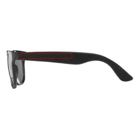 Diese Sonnenbrille im Retro-Design ist das ideale Werbegeschenk für Sommerfestivals, Veranstaltungen oder andere sonnige Outdoor-Aktivitäten. Die Brille entspricht der Norm EN ISO 12312-1, hat UV400-Gläser der Kategorie 3 und ist damit die perfekte Wahl für den Schutz vor hellem Sonnenlicht. Dank des PC-Kunststoffmaterials ist die Sonnenbrille leicht und angenehm zu tragen.