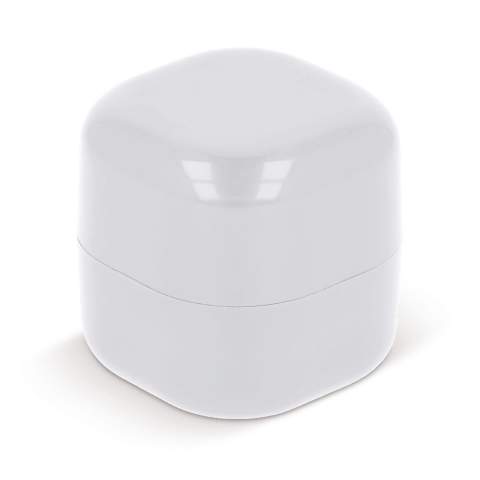 Protect your lips against the sun with this cubic lip balm (SPF15). It softens the lips instantly and restores the moisture balance.