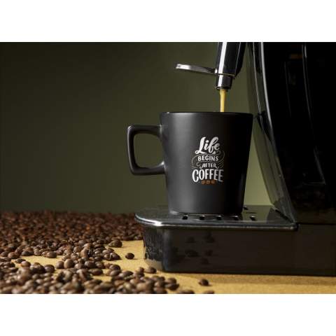 Modern mug made from high-quality ceramic and 5% recycled ceramic. The handle has an angular shape, creating an eye-catching design feature. The outside of the mug has a chic matte finish, the inside is finished in high gloss. Dishwasher-safe. Capacity 290 ml. NOTE: The white mug cannot be laser engraved because it is not sufficiently visible. Recycled ceramic mugs are manufactured by mixing raw materials with fragments of broken or unusable mugs collected in the same factory. These discarded components are finely ground into powder and then mixed with essential substances such as kaolin and quartz before being converted into new ceramic products. The final product usually consists of 5% to 10% recycled ceramics to ensure optimal quality. The use of recycled ceramics promotes the circular economy and reduces the need for new raw materials.