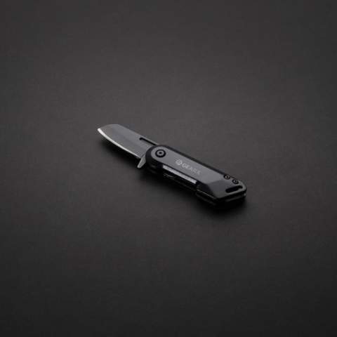 Couteau de poche et pliable noir, fabriqué en aluminium et en acier inoxydable 420 de qualité. Ce couteau allie un design minimal à de solides performances, facile à utiliser et à verrouiller. Sa conception robuste en fait le couteau idéal pour une utilisation en intérieur comme en extérieur.  Emballé dans une boîte cadeau.
