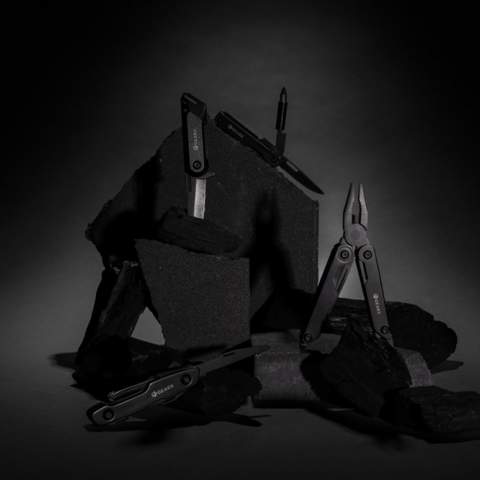 Minimalistisches Design trifft bei diesem Klappmesser im Taschenformat auf starke Leistung. Das komplett schwarze Klappmesser ist aus hochwertigem Aluminium und hochwertigem 420er Edelstahl gefertigt. Es ist einfach zu bedienen und rastet ein. Das  perfekte Messer für den Außen- und Innenbereich. Verpackt in einer luxuriösen Geschenkbox.