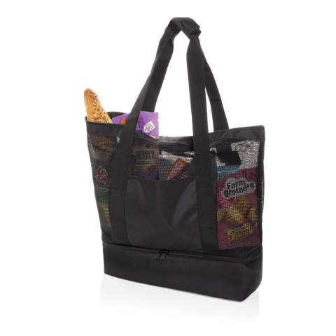 Le tote bag 2 en 1 Iqlo en rPET Aware™est la combinaison parfaite entre commodité et durabilité. Fabriqué en matériaux rPET 100 % recyclé avec une doublure PEVA durable, cet élégant fourre-tout noir est conçu pour un usage quotidien. Son compartiment spacieux à fermeture à zip est doublé d'un tissu en maille respirante. Doté de deux solides poignées en sangle avec fermeture velcro pour plus de confort, ce fourre-tout comprend également un compartiment isotherme séparé avec doublure PEVA gris argenté, parfait pour conserver les aliments au frais. Idéal pour les courses, les pique-niques ou les sorties à la plage, le compartiment isotherme est spécialement conçu pour stocker des aliments compartimentés, afin de garder vos articles organisés et frais. Fabriquée à partir de polyester recyclé intégrant le traceur AWARE™. 2 % des recettes de chaque produit vendu avec AWARE™ seront reversés à Water.org. Sans PVC.<br /><br />PVC free: true