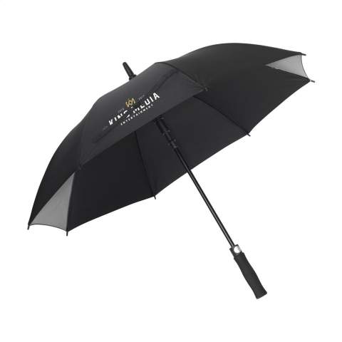 WoW! Parapluie avec toile en polyester pongé 190T RPET. Ce parapluie comporte deux sections discrètes et réfléchissantes qui se fondent dans le design du parapluie à la lumière du jour. Ces sections réfléchissantes s'illuminent lorsqu'elles captent la lumière pour rendre l'utilisateur visible dans des conditions sombres. Comprend une suspension télescopique automatique (ouverture automatique), une structure en fibre de verre, une poignée en métal, une poignée souple en EVA et une fermeture Velcro. Certifié-RCS. Matière recyclée totale : 17%.