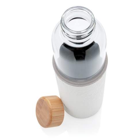 Deze glazen fles met PU-sleeve is een ideale oplossing voor diegenen die een plasticvrije drinkervaring verkiezen. Het is gemaakt van glas en heeft een lekvrij bamboedeksel. Een ontwerp met brede mond zorgt voor een gemakkelijke vloeistofinname en een antislip PU-sleeve om de glazen fles te beschermen terwijl het een modieuze touch toevoegt. Capaciteit 550 ml.