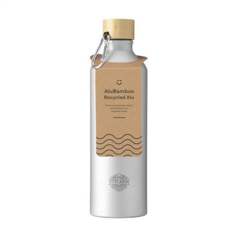 WoW! Bouteille d'eau à paroi simple en aluminium recyclé. Avec bouchon à vis en bambou et mousqueton en aluminium avec lequel vous pourrez facilement attacher la bouteille à votre sac ou sac à dos. Le mousqueton ne convient pas comme outil d'escalade. Vous pouvez emporter cette bouteille légère idéale partout avec vous. Étanches. Convient uniquement à l'eau froide. Ne passe pas au lave-vaisselle. Certifié GRS. Matière recyclée totale : 82%. Capacité 750 ml.     L'utilisation d'aluminium recyclé permet de réduire le nombre de nouvelles matières premières utilisées pour la fabrication de ce produit. Cela signifie moins de consommation d'énergie et moins d'utilisation d'eau.