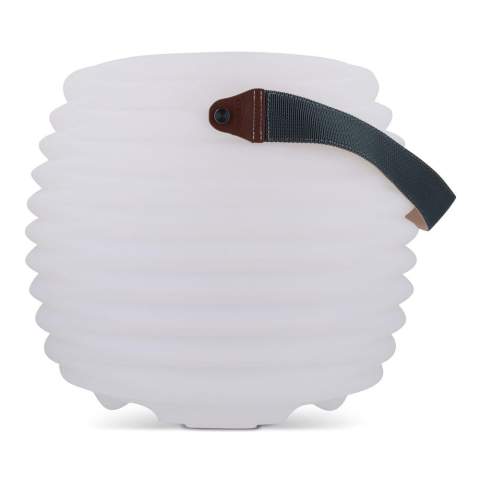 Utilisez le CoolLux pour garder les boissons au frais. Grâce à sa batterie rechargeable et à son haut-parleur puissant, vous pouvez donner le bon ton à tout moment et en tout lieu. Avec son éclairage d'ambiance, le CoolLux est la pièce maîtresse de toute occasion.