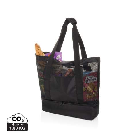 Le tote bag 2 en 1 Iqlo en rPET Aware™est la combinaison parfaite entre commodité et durabilité. Fabriqué en matériaux rPET 100 % recyclé avec une doublure PEVA durable, cet élégant fourre-tout noir est conçu pour un usage quotidien. Son compartiment spacieux à fermeture à zip est doublé d'un tissu en maille respirante. Doté de deux solides poignées en sangle avec fermeture velcro pour plus de confort, ce fourre-tout comprend également un compartiment isotherme séparé avec doublure PEVA gris argenté, parfait pour conserver les aliments au frais. Idéal pour les courses, les pique-niques ou les sorties à la plage, le compartiment isotherme est spécialement conçu pour stocker des aliments compartimentés, afin de garder vos articles organisés et frais. Fabriquée à partir de polyester recyclé intégrant le traceur AWARE™. 2 % des recettes de chaque produit vendu avec AWARE™ seront reversés à Water.org. Sans PVC.<br /><br />PVC free: true