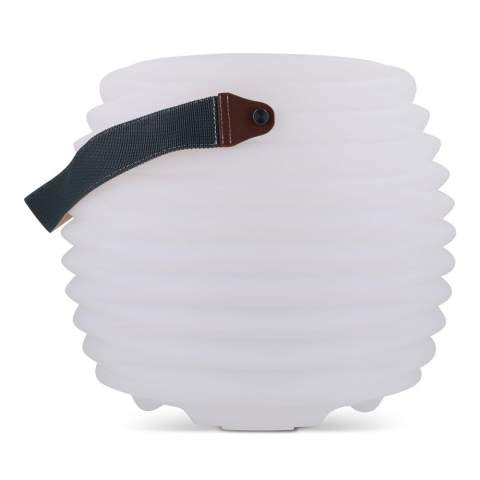 Utilisez le CoolLux pour garder les boissons au frais. Grâce à sa batterie rechargeable et à son haut-parleur puissant, vous pouvez donner le bon ton à tout moment et en tout lieu. Avec son éclairage d'ambiance, le CoolLux est la pièce maîtresse de toute occasion.