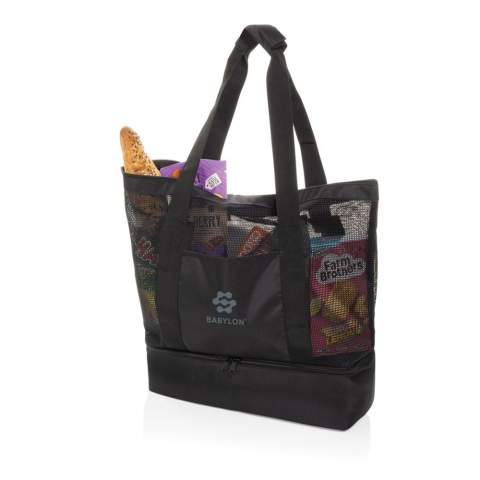 Le tote bag 2 en 1 Iqlo en rPET Aware™est la combinaison parfaite entre commodité et durabilité. Fabriqué en matériaux rPET 100 % recyclé avec une doublure PEVA durable, cet élégant fourre-tout noir est conçu pour un usage quotidien. Son compartiment spacieux à fermeture à zip est doublé d'un tissu en maille respirante. Doté de deux solides poignées en sangle avec fermeture velcro pour plus de confort, ce fourre-tout comprend également un compartiment isotherme séparé avec doublure PEVA gris argenté, parfait pour conserver les aliments au frais. Idéal pour les courses, les pique-niques ou les sorties à la plage, le compartiment isotherme est spécialement conçu pour stocker des aliments compartimentés, afin de garder vos articles organisés et frais. Fabriquée à partir de polyester recyclé intégrant le traceur AWARE™. 2 % des recettes de chaque produit vendu avec AWARE™ seront reversés à Water.org. Sans PVC.<br /><br />PVC free: true