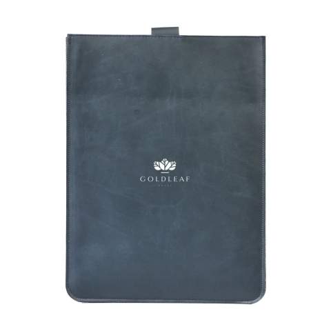 Eine stilvolle 16-Zoll-Laptoptasche aus recycelten italienischen Lederabfällen und natürlichen Bindemitteln. Ein Produkt der Marke MADE out of. Geeignet für die Aufbewahrung und den sicheren Transport eines Laptops bis zu 16 Zoll. Das recycelte Leder ist sehr robust, hat eine schöne matte Optik und riecht nach Leder. Die farbige Oberschicht besteht aus einer sehr dünnen 100% wasserbasierten PU-Beschichtung. Zum Schutz des Laptops hat die Hülle einen Druckknopfverschluss und ist mit recyceltem Wollfilz gefüttert, der zu 50% aus recyceltem Material, zu 30% aus Wolle und zu 20% aus PE besteht. Handgefertigt. Niederländisches Design. Made in Holland.
