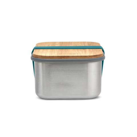 Aufgrund des Erfolgs unserer ersten Sandwichbox haben wir diese tiefere Version eingeführt, damit Sie auch größere Dinge wie Obst und Joghurt mitnehmen können. Dies ist eine robuste, 100% plastikfreie Designlösung für die Zubereitung und den Transport Ihrer Sandwiches, Wurstwaren oder sogar Ihrer Käseauswahl! Die Edelstahl-Sandwichbox gehört zu den Produkten, die sich vom ersten Tag an vertraut und vertrauenswürdig anfühlen und die so gebaut sind, dass sie lange halten. Verwenden Sie den von Natur aus antibakteriellen Bambusdeckel als Schneidebrett, um Ihre Sandwiches zuzubereiten, oder als Servierbrett, um die Zutaten für eine köstliche Mahlzeit später am Tag zusammenzustellen. Die Edelstahlbox schützt den Inhalt, und das Silikonband sorgt für zusätzliche Sicherheit. Das Innenfach hilft Ihnen, verschiedene Lebensmittel zu trennen, und ist mikrowellengeeignet. Nur Handwäsche