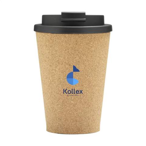 WoW! Natürlicher und wiederverwendbarer Kaffeebecher-to-go aus Kork der sowohl biologisch abbaubar als auch erneuerbar ist. Das Innere des Bechers besteht aus einem kompostierbaren Material namens Polylactid (PLA). Die beiden werden mit einer patentierten Technik (ohne Klebstoff) miteinander verschmolzen, so dass eine Doppelwand entsteht die Ihr Getränk stundenlang warm hält. Fassungsvermögen 350 ml.     PLA  Polylactid oder Polymilchsäure (PLA) ist ein thermoplastischer aliphatischer Polyester, der aus erneuerbaren Ressourcen gewonnen wird. Das bedeutet, dass PLA ein biologisch abbaubares Material ist, das aus Maisstärke hergestellt wird, die von Pflanzen produziert wird - natürlich und erneuerbar. Bei der Fermentierung dieser Maisstärke entsteht Milchsäure, aus der die Fasern für die Herstellung von PLA gewonnen werden. Wird einzeln in einem Kraftkarton geliefert.