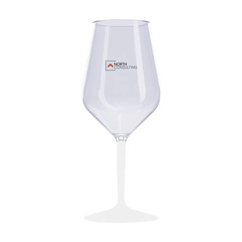 Weinglas aus Kunststoff der Marke HappyGlass. Mit einem hohen, farbigen Standfuß. Hergestellt aus transparentem  Copolyester Tritan Kunststoff.  Leicht und sehr robust. Perfekt geeignet für (Sport)Veranstaltungen, Festivals, Konzerte, bei denen Getränke meist nur in Plastikbechern angeboten werden. Dieses hochwertige Glas kann mehrmals genutzt werden. Dieses Produkt ist spülmaschinenfest. Um den Aufdruck zu erhalten, wird Waschen von Hand empfohlen. Fassungsvermögen: 470 ml. Made in The Netherlands.