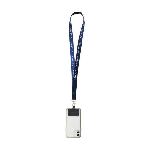 Solide lanyard en polyester RPET tissé (fabriquée à partir de bouteilles en PET recyclées). Fourni avec un mousqueton en métal, un patch universel et une attache de sécurité en plastique.  Le patch permet d'attacher votre smartphone à votre lanyard. Ce système vous permet de porter votre smartphone en toute sécurité autour de votre cou. Vous aurez ainsi votre téléphone rapidement à portée de main et vous garderez les mains et les poches de vos vêtements libres. Ce patch est compatible avec la plupart des combinaisons de smartphones et de coques, mais pas avec les coques à fond ouvert. Le système est conçu pour que le port de chargement de votre téléphone ne soit pas bloqué, même lorsque le téléphone est attaché au lanyard.   Comprend un marquage par sublimation en couleur sur le lanyard. Fabriqué en Europe.
