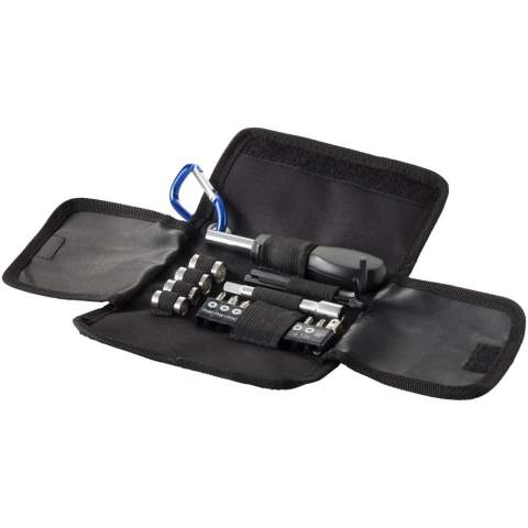 Ce set compact et pliable de 19 pièces avec mousqueton pour faciliter le rangement. Il contient 4 douilles (7 mm, 8 mm, 9 mm et 10 mm), 1 tournevis à douille, ainsi que 10 têtes pour tournevis, une extension et 3 sets de clés hexagonales (3, 4 et 5 mm).