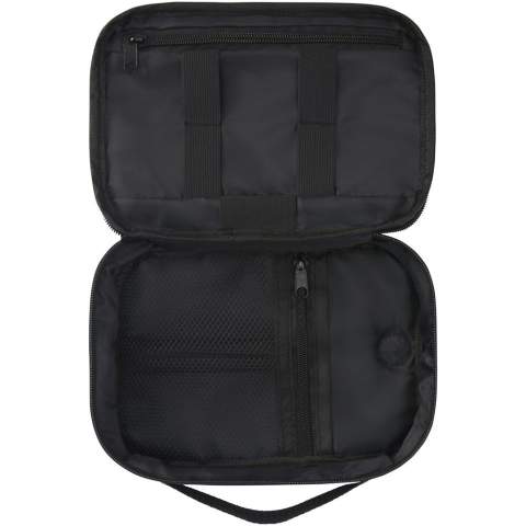 La pochette technique Ross recyclée certifiée GRS est idéale pour les personnes constamment en déplacement, et peut garder les batteries de secours, les câbles de charge, ou tout autre accessoire électronique organisés. Dotée de plusieurs poches, de passants élastiques et d'un patch avec cordon traversant permettant de stocker une batterie de secours à l'intérieur de la pochette tout en chargeant un téléphone. Il dispose également d'un crochet de mousqueton en plastique pour la fixation à un autre sac. Capacité : 1 litre.