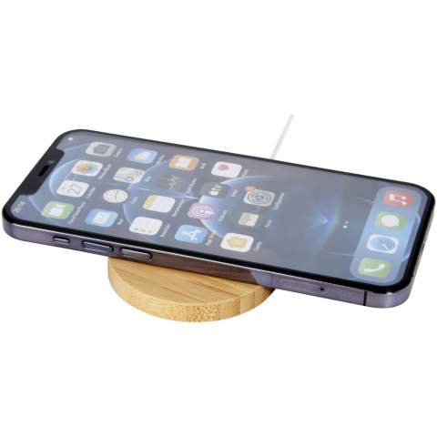 Draadloos magnetisch oplaadstation van bamboe dat aan de achterkant van de telefoon (iPhone 12/iPhone 12 Pro/iPhone 12 Pro MAX) kan worden bevestigd om het apparaat op te laden. De draadloze oplader van 10 W is compatibel met alle Qi-apparaten (iPhone 8 of hoger en Android-apparaten die draadloos opladen ondersteunen) en kan voor andere telefoons worden gebruikt als een normaal draadloos oplaadstation. Wordt geleverd met een extra metalen ring met dubbele tape om het item compatibel te maken met elke andere smartphone die draadloos kan worden opgeladen. Geleverd in een geschenkverpakking inclusief handleiding (beide gemaakt van duurzaam materiaal). 