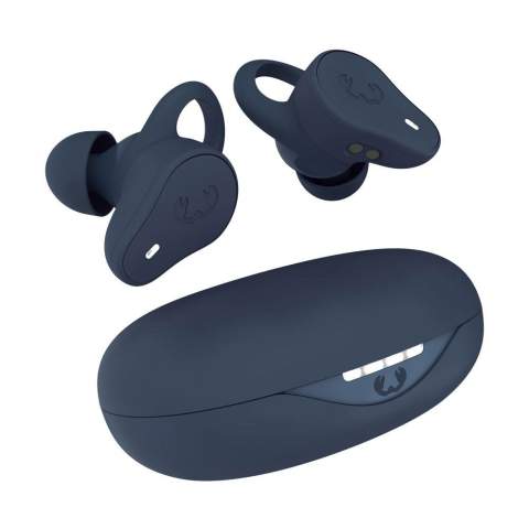 Les écouteurs Twins Move True Wireless sont spécialement conçus pour être utilisés pendant votre entraînement. Grâce à la forme, à l'ajustement et aux ailettes d'oreille, vous pouvez profiter de vos rythmes préférés à chaque pas (ou push-up). Vous n'avez pas besoin de vous retenir, car ils résistent à la transpiration. Le boîtier résistant aux éclaboussures (IPX4) des écouteurs garantit leur protection contre les éclaboussures telles que la sueur et la pluie. Vous pouvez appuyer sur les écouteurs Move pour mettre votre musique en pause, sauter une chanson ou répondre à un appel téléphonique pendant votre entraînement, sans avoir à prendre votre téléphone avec vous. Les écouteurs ont une autonomie de 6 heures et, avec l'étui de chargement, de 24 heures supplémentaires. L'autonomie totale du Move est donc de 30 heures.

