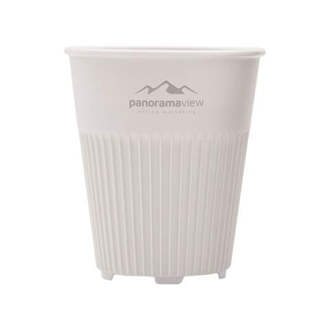 Herbruikbare koffiebeker van het merk Circular&Co. Gemaakt van 100% recyclebaar, stevig PP. Deze stapelbare beker oogt niet alleen aantrekkelijk, het design legt ook de focus op functionaliteit. De ribbels verspreiden de warmte van de drank en zorgen voor een comfortabele grip. Daarnaast heeft de beker een quick-dry onderzijde. Uitstekend te gebruiken als standaard herbruikbare beker bij de koffiemachine. Hét perfecte alternatief voor de wegwerpkoffiebeker. Deze beker gaat meer dan 500 wasbeurten mee en is tot 6 keer recyclebaar. Na slechts 2 keer gebruiken is de CO2-uitstoot van de koffie-to-go beker gecompenseerd ten opzichte van een alternatief voor eenmalig gebruik. Dit betekent dat enorme hoeveelheden CO2 onze atmosfeer nooit bereiken. Door over te stappen op een herbruikbare beker komen er miljarden bekers minder bij het afval terecht. Deze fraaie beker is Food Safe, BPA-vrij en Melaminevrij. Vaatwasserbestendig, alleen voor het bovenrek van de vaatwasser. Inhoud 227 ml.