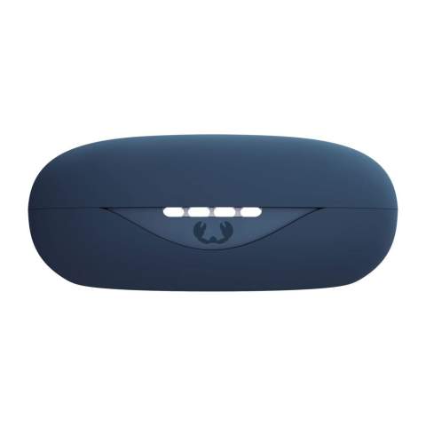 Les écouteurs Twins Move True Wireless sont spécialement conçus pour être utilisés pendant votre entraînement. Grâce à la forme, à l'ajustement et aux ailettes d'oreille, vous pouvez profiter de vos rythmes préférés à chaque pas (ou push-up). Vous n'avez pas besoin de vous retenir, car ils résistent à la transpiration. Le boîtier résistant aux éclaboussures (IPX4) des écouteurs garantit leur protection contre les éclaboussures telles que la sueur et la pluie. Vous pouvez appuyer sur les écouteurs Move pour mettre votre musique en pause, sauter une chanson ou répondre à un appel téléphonique pendant votre entraînement, sans avoir à prendre votre téléphone avec vous. Les écouteurs ont une autonomie de 6 heures et, avec l'étui de chargement, de 24 heures supplémentaires. L'autonomie totale du Move est donc de 30 heures.
