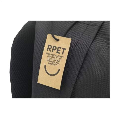 WoW! Sac à dos en RPET 600D robuste avec 2 poches zippées. Le compartiment principal spacieux est doté de poches de protection en mousse, dont l'une peut accueillir un ordinateur portable avec une taille d'écran allant jusqu'à 15,6 pouces. L'autre compartiment est idéal pour ranger des petits accessoires, des documents ou un carnet. Sur le côté du sac à dos, vous trouverez une poche en maille pour contenir une bouteille et sur le devant du sac se trouve un élastique pratique qui peut être utilisé pour ranger une veste, un pull ou un vêtement similaire. La boucle de transport, les sangles d'épaule réglables et l'arrière du sac à dos sont rembourrés en mousse pour plus de confort. Entièrement doublé, ce sac à dos est fini sur le devant avec des accents fluorescents, un élément de sécurité important pour les déplacements dans l'obscurité. Certifiée-GRS. Matière recyclée totale : 97%. Capacité env. 20 litres.