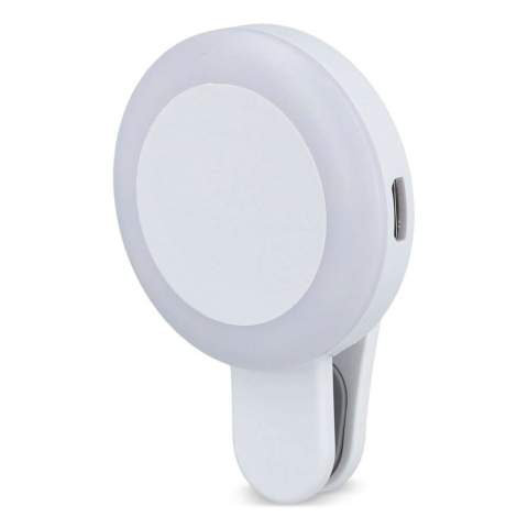 
Améliorez vos selfies avec cette lampe LED fabriquée en ABS+PC recyclé. Dotée de LED ultra-blanches, de trois niveaux de luminosité, elle se clipse facilement sur n'importe quel téléphone ou tablette pour réaliser les meilleurs selfies à tout moment et en tout lieu. Câble de charge USB-C à USB-C de 20 cm inclus.
